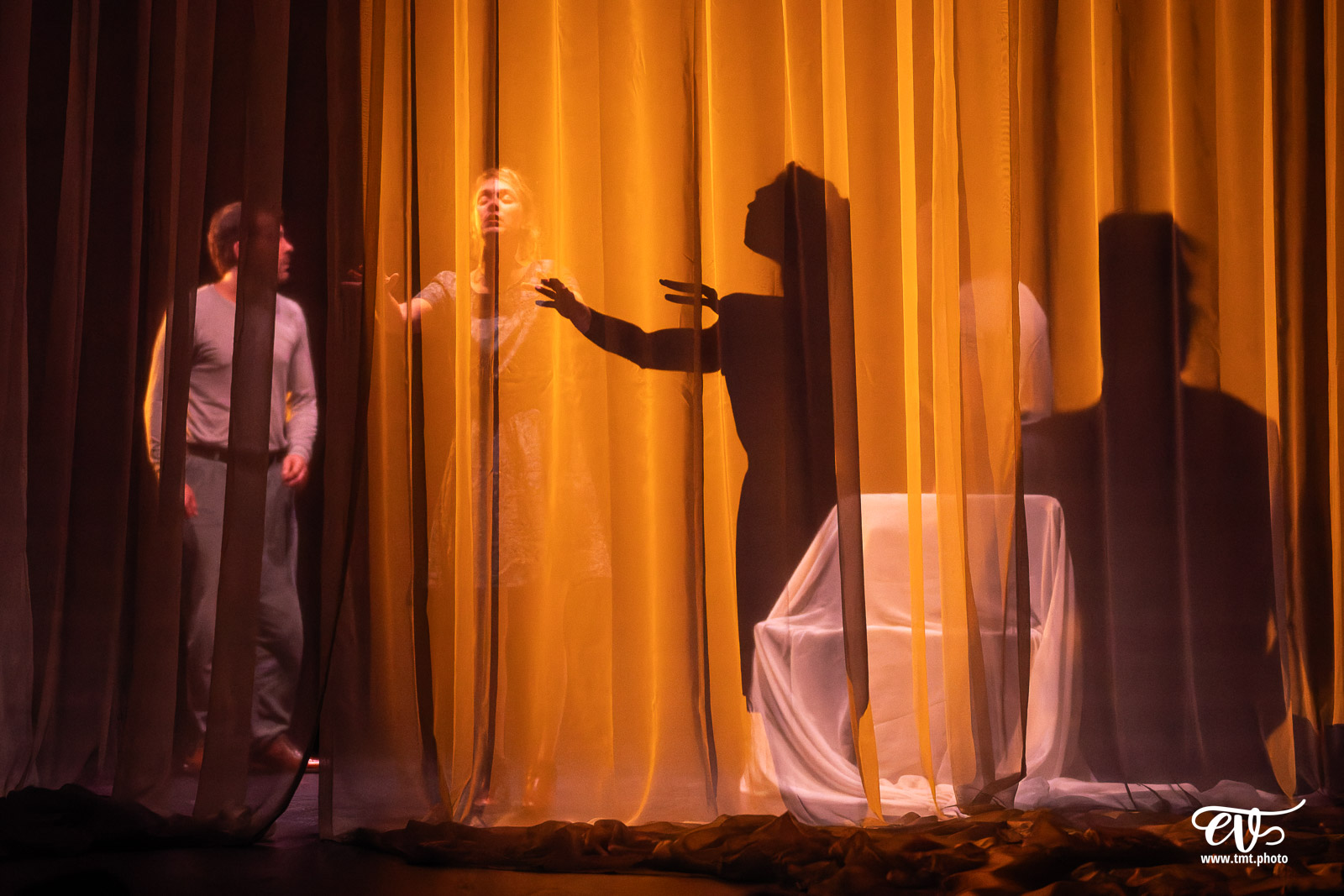 REVENIR (CIE LE TALON ROUGE)